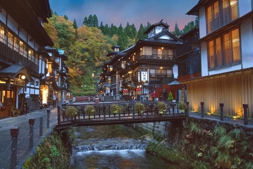 大正ロマン薫る湯の町　山形県銀山温泉　仙郷の宿「銀山荘」